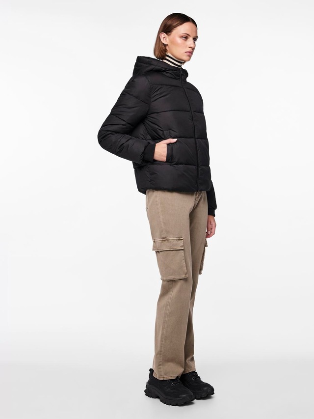 pieces Steppjacke »PCBEE NEW SHORT PUFFER JACKET NOOS BC« mit Kapuze Kunstfaser