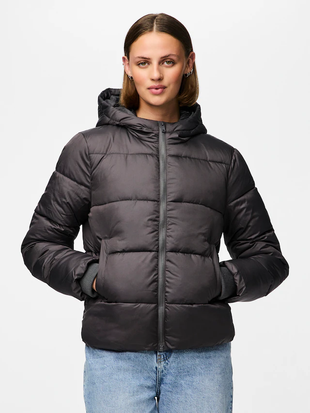 pieces Steppjacke »PCBEE NEW SHORT PUFFER JACKET NOOS BC« mit Kapuze Kunstfaser