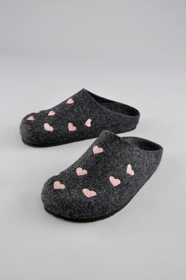 Aniston SHOES Clog Hausschuh, Homeslipper mit Herzchen-Stickerei
