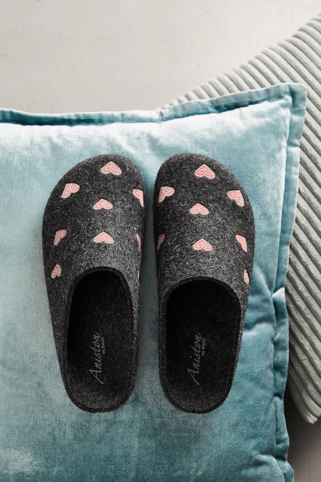 Aniston SHOES Clog Hausschuh, Homeslipper mit Herzchen-Stickerei