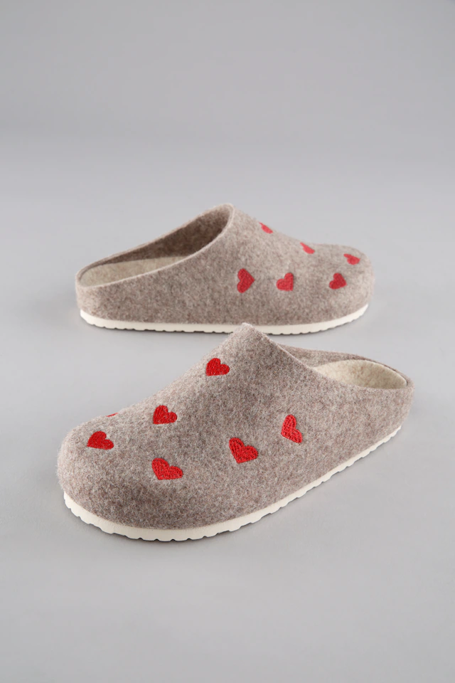 Aniston SHOES Clog Hausschuh, Homeslipper mit Herzchen-Stickerei