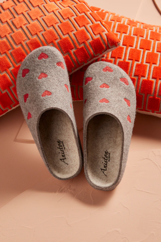 Aniston SHOES Clog Hausschuh, Homeslipper mit Herzchen-Stickerei