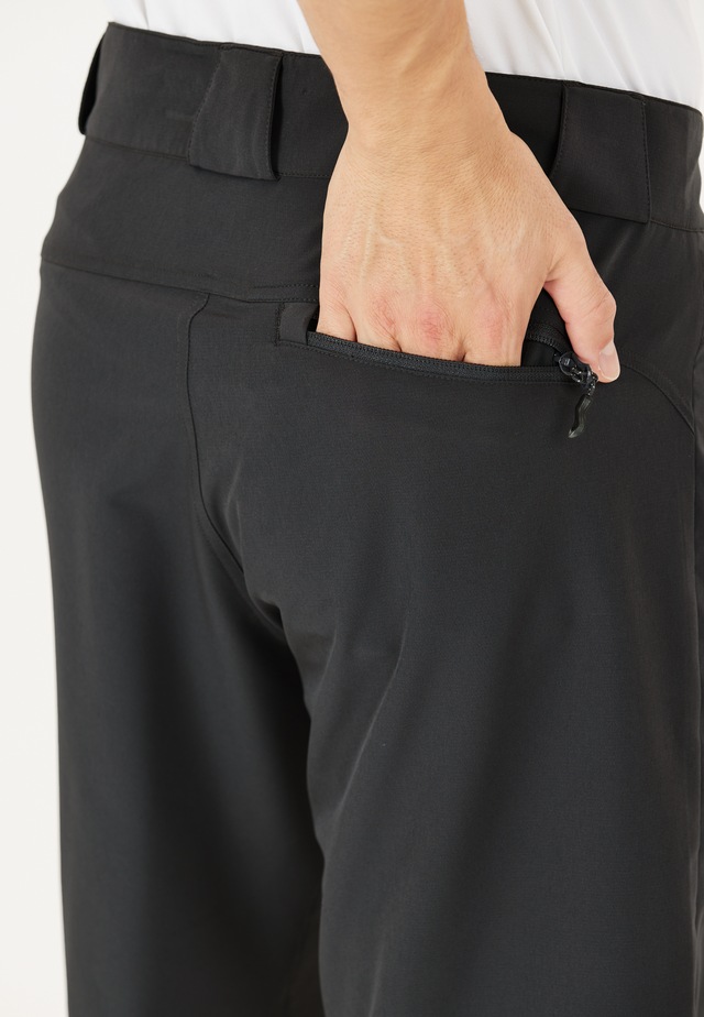 WHISTLER Shorts »Gerd« in bequemer und dehnbarer Qualität