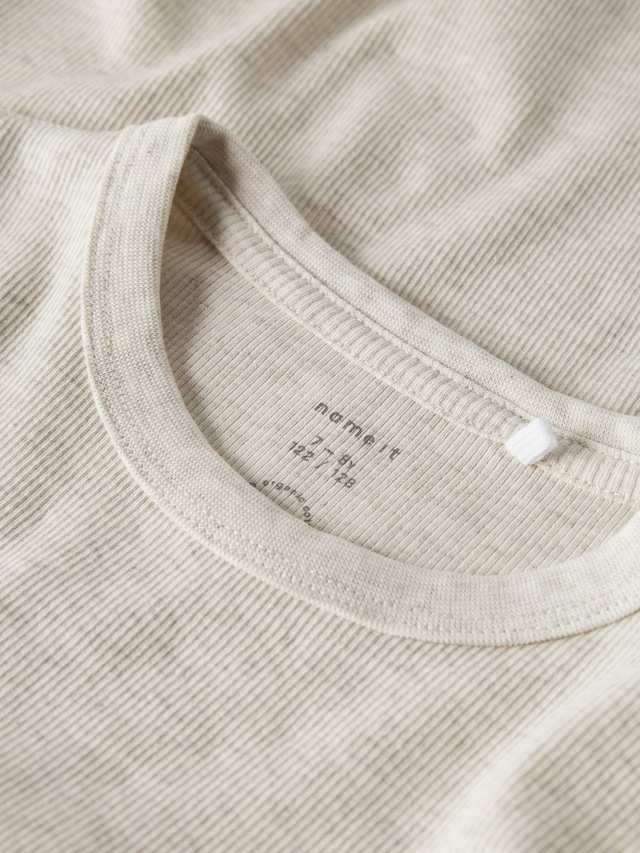 Name It Langarmshirt »NKFNAKAL LS TOP NOOS« in Basic-Form und leicht gerippter Qualität
