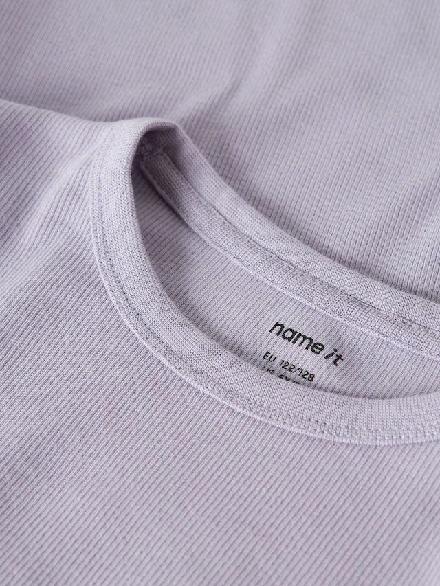 Name It Langarmshirt »NKFNAKAL LS TOP NOOS« in Basic-Form und leicht gerippter Qualität