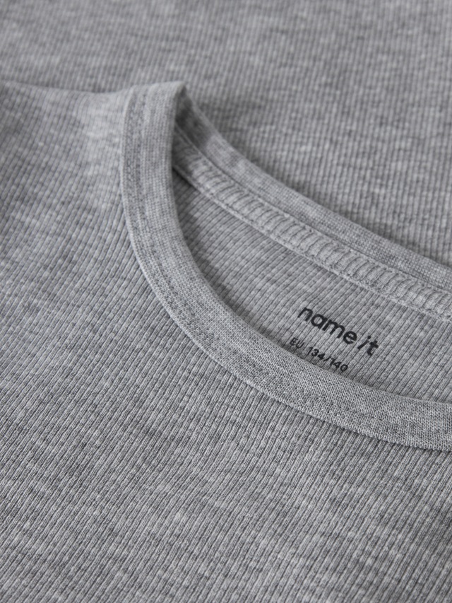 Name It Langarmshirt »NKFNAKAL LS TOP NOOS« in Basic-Form und leicht gerippter Qualität