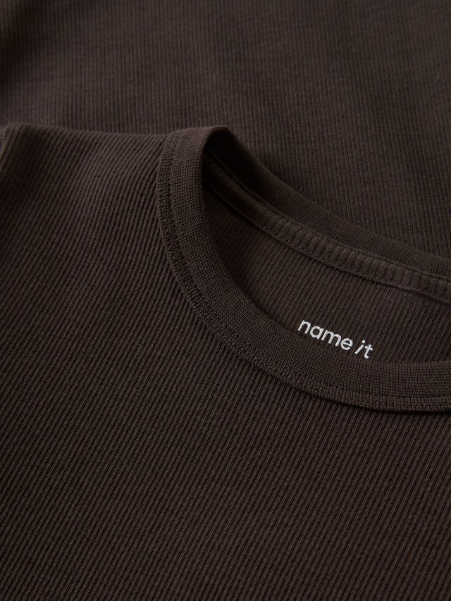 Name It Langarmshirt »NKFNAKAL LS TOP NOOS« in Basic-Form und leicht gerippter Qualität