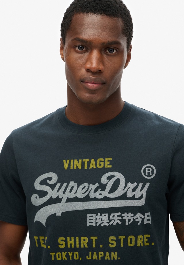 Superdry Rundhalsshirt »VL HERITAGE RELAXED TEE« Relaxed Fit, aus Baumwolle und Single Jersey, Kurzarm, pflegeleicht