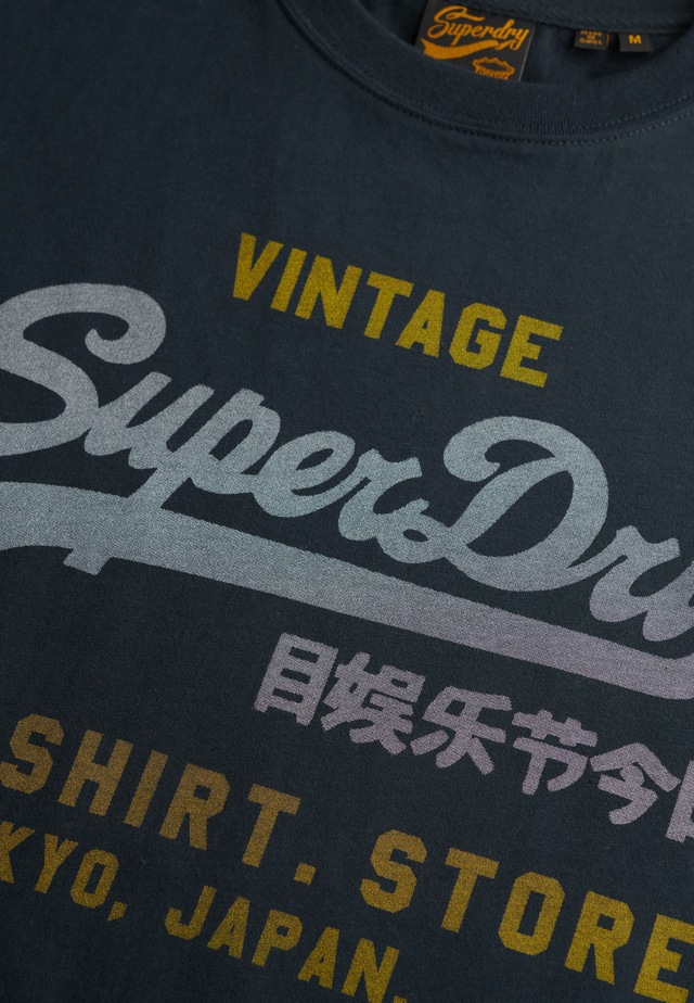 Superdry Rundhalsshirt »VL HERITAGE RELAXED TEE« Relaxed Fit, aus Baumwolle und Single Jersey, Kurzarm, pflegeleicht