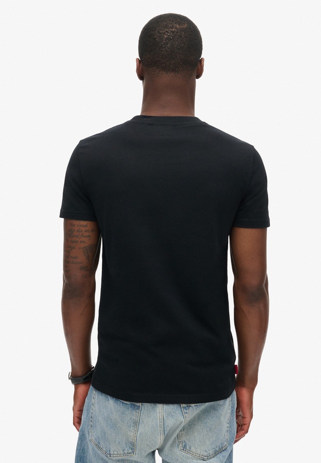 Superdry Rundhalsshirt »ESSENTIAL CONTRAST EMB TEE« Slim Fit, aus Baumwolle und Single Jersey, mit Print, pflegeleicht