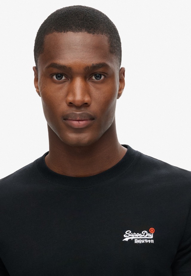 Superdry Rundhalsshirt »ESSENTIAL CONTRAST EMB TEE« Slim Fit, aus Baumwolle und Single Jersey, mit Print, pflegeleicht