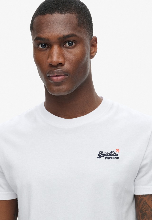 Superdry Rundhalsshirt »ESSENTIAL CONTRAST EMB TEE« Slim Fit, aus Baumwolle und Single Jersey, mit Print, pflegeleicht
