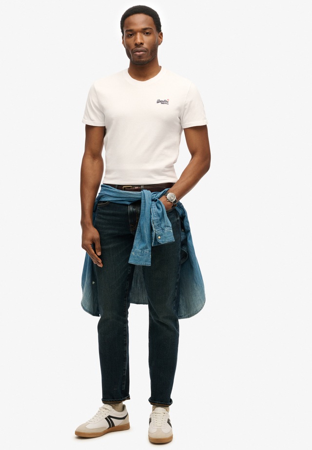 Superdry Rundhalsshirt »ESSENTIAL CONTRAST EMB TEE« Slim Fit, aus Baumwolle und Single Jersey, mit Print, pflegeleicht