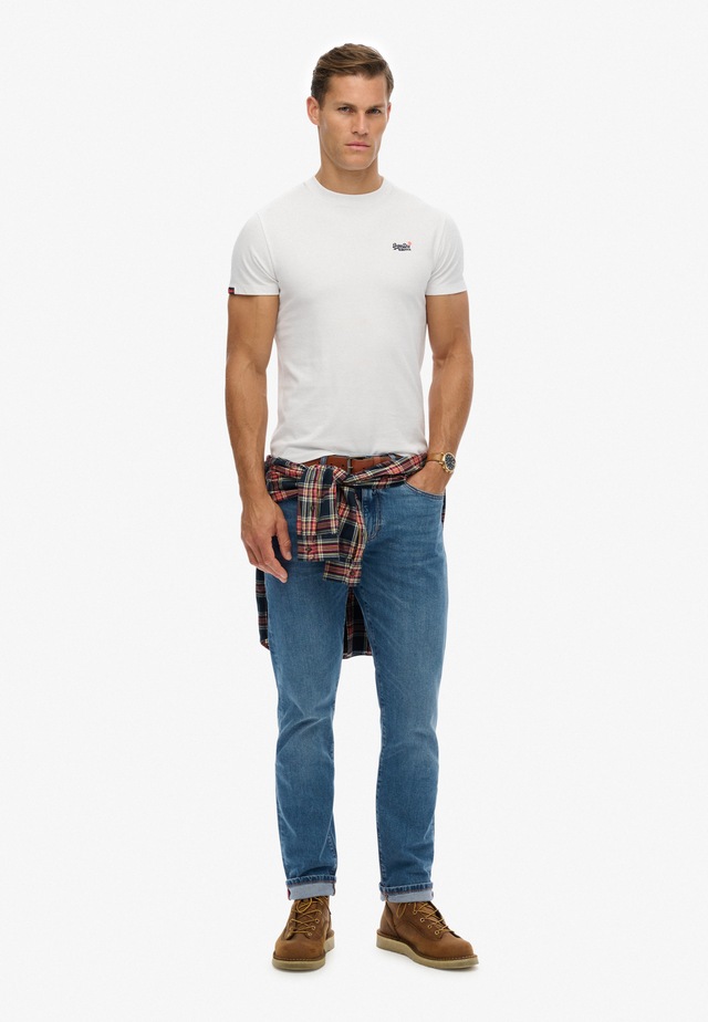 Superdry Rundhalsshirt »ESSENTIAL CONTRAST EMB TEE« Slim Fit, aus Baumwolle und Single Jersey, mit Print, pflegeleicht