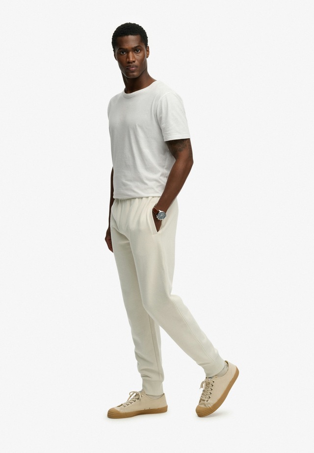 Superdry Sweathose »ESSENTIAL LOGO JOGGERS HB« aus Baumwollmischung, mit angerauter Sweatware, Relaxed Fit