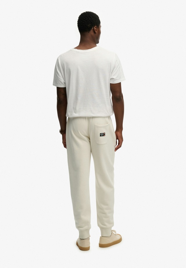 Superdry Sweathose »ESSENTIAL LOGO JOGGERS HB« aus Baumwollmischung, mit angerauter Sweatware, Relaxed Fit