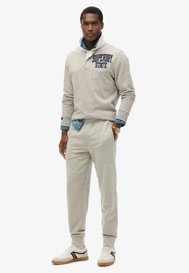 Superdry Sweathose »ESSENTIAL LOGO JOGGERS HB« aus Baumwollmischung, mit angerauter Sweatware, Relaxed Fit