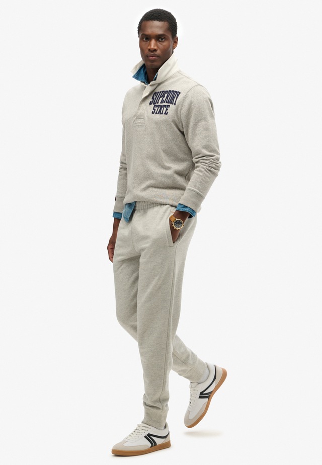 Superdry Sweathose »ESSENTIAL LOGO JOGGERS HB« aus Baumwollmischung, mit angerauter Sweatware, Relaxed Fit