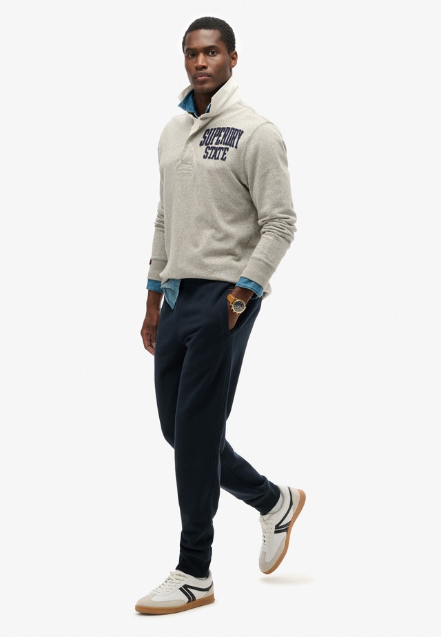 Superdry Sweathose »ESSENTIAL LOGO JOGGERS HB« aus Baumwollmischung, mit angerauter Sweatware, Relaxed Fit