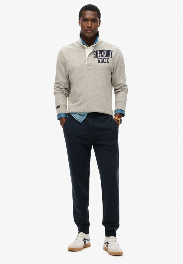 Superdry Sweathose »ESSENTIAL LOGO JOGGERS HB« aus Baumwollmischung, mit angerauter Sweatware, Relaxed Fit