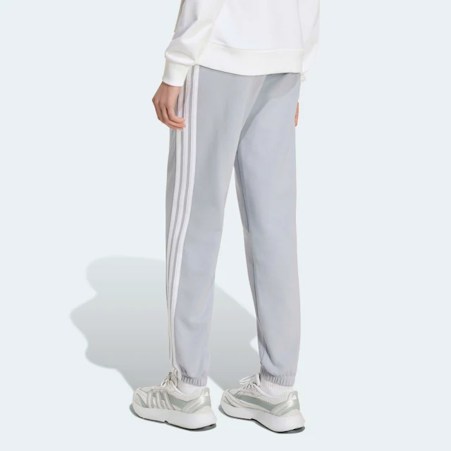 adidas Sportswear Sporthose »ESSENTIALS 3-STREIFEN FRENCH TERRY CUFFED« Reguläre Passform, mittelhoher Bund, weiches French Terry Material