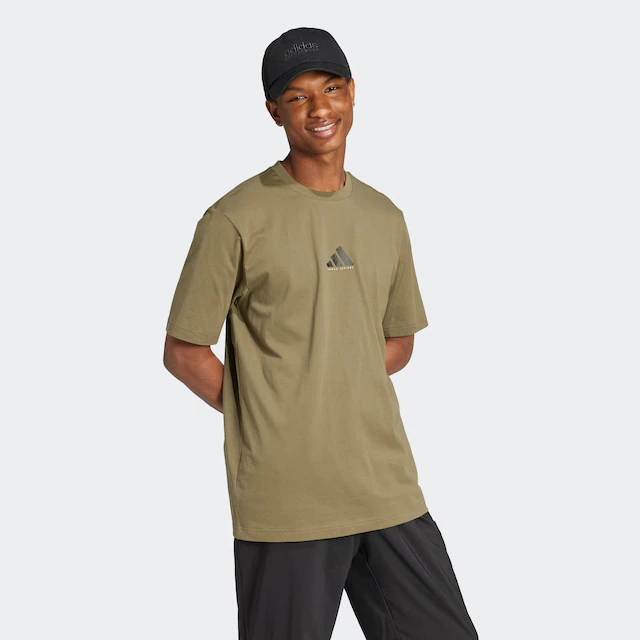 adidas Sportswear T-Shirt »CODES PHOTOREAL GRAPHIC« sportlicher Stil, ohne Verschluss, mit Rückenprint, aus Baumwolle