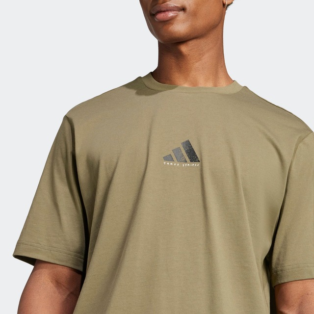adidas Sportswear T-Shirt »CODES PHOTOREAL GRAPHIC« sportlicher Stil, ohne Verschluss, mit Rückenprint, aus Baumwolle