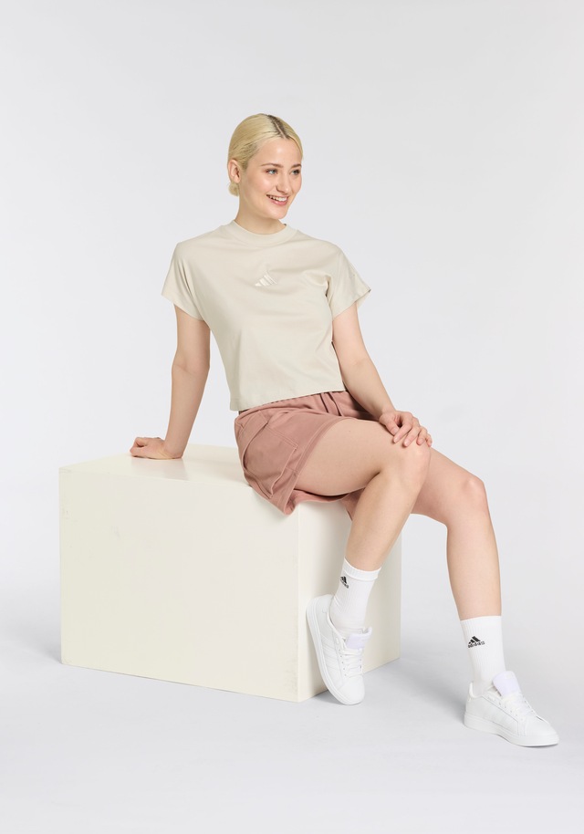 adidas Sportswear Shorts »ESSENTIALS SMALL LOGO FRENCH TERRY« lockere Passform, mit Kordelverschluss, aus weichem French Terry