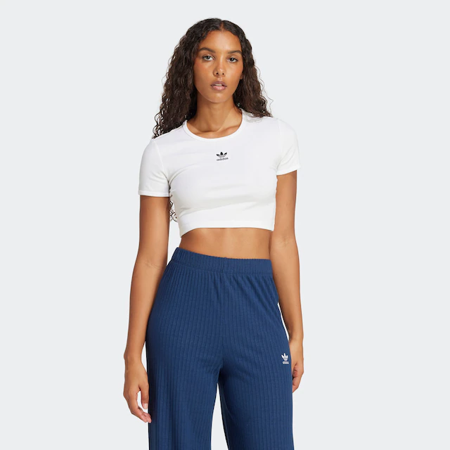 adidas Originals T-Shirt »ESS RIB TEE« figurbetonte Passform, schmaler Schnitt, kürzerer Schnitt
