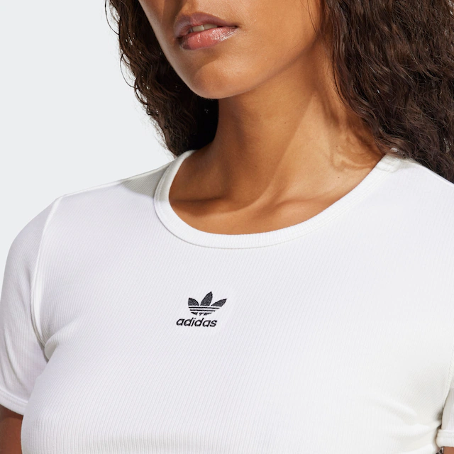 adidas Originals T-Shirt »ESS RIB TEE« figurbetonte Passform, schmaler Schnitt, kürzerer Schnitt