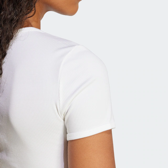 adidas Originals T-Shirt »ESS RIB TEE« figurbetonte Passform, schmaler Schnitt, kürzerer Schnitt