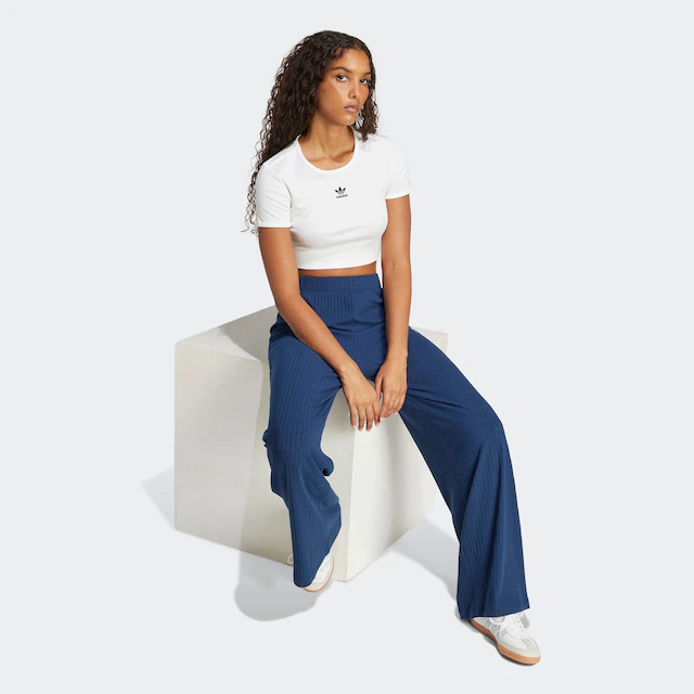 adidas Originals T-Shirt »ESS RIB TEE« figurbetonte Passform, schmaler Schnitt, kürzerer Schnitt