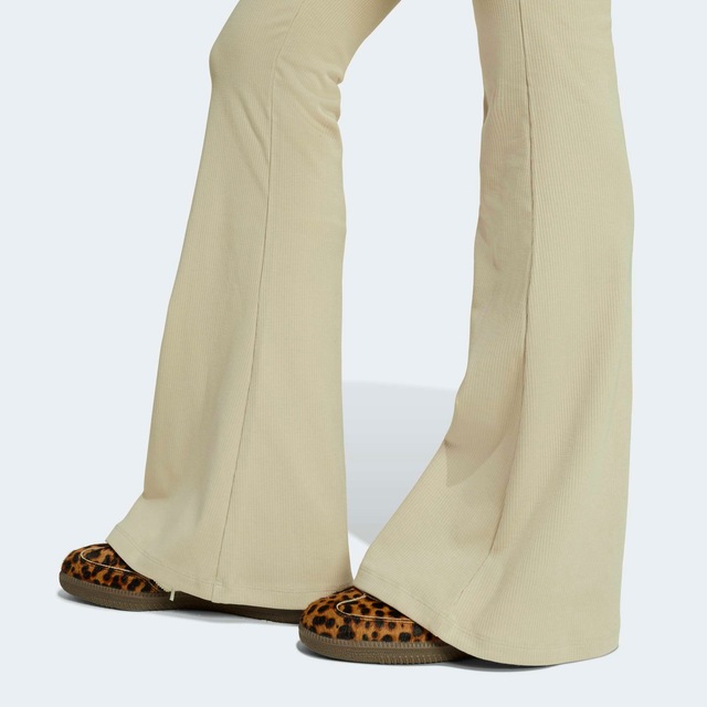 adidas Originals Leggings »ESSENTIALS RIB FLARED« mit ausgestelltem Bein, in Ripp-Optik, eng anliegende Passform