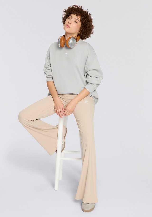 adidas Originals Leggings »ESSENTIALS RIB FLARED« mit ausgestelltem Bein, in Ripp-Optik, eng anliegende Passform
