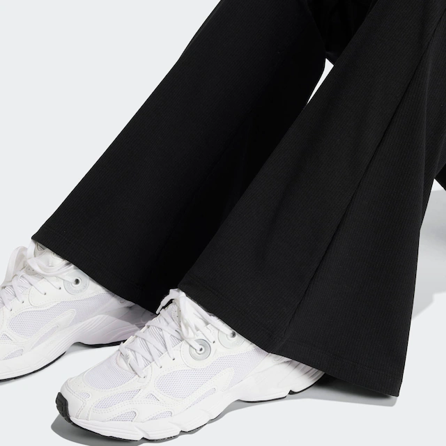 adidas Originals Leggings »ESSENTIALS RIB FLARED« mit ausgestelltem Bein, in Ripp-Optik, eng anliegende Passform