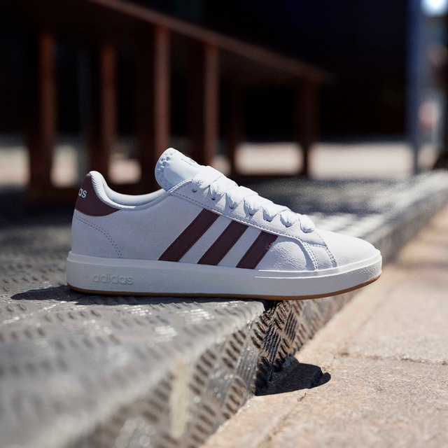 adidas Sportswear Sneaker »GRAND COURT BASE 00S« Design auf den Spuren des adidas Campus 00