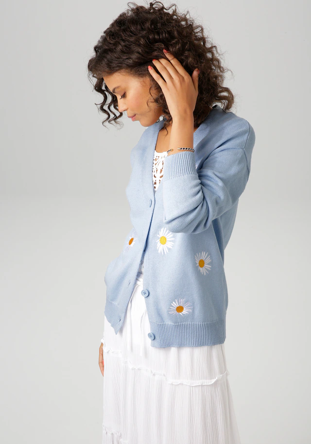Aniston CASUAL Strickjacke mit aufgestickten Margeriten verziert