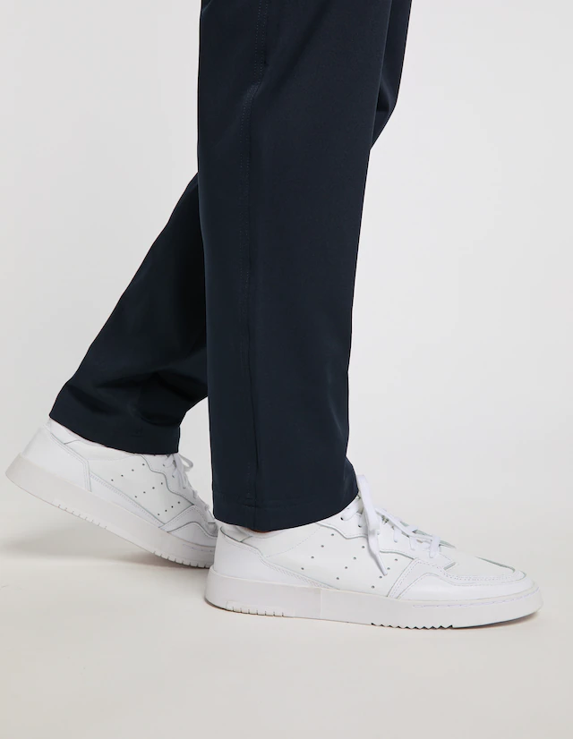 Joy Sportswear Jogger Pants »WOVEN PANTS TOM« mit Eingrifftaschen, aus Polyester und Elasthan, gerade Beinform