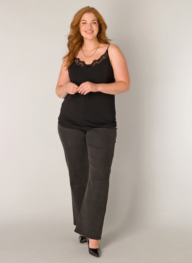 Base Level Curvy Spitzentop mit Spaghetti-Trägern