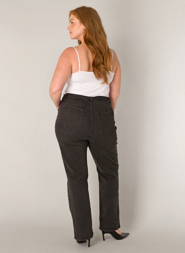 Base Level Curvy Spitzentop mit Spaghetti-Trägern