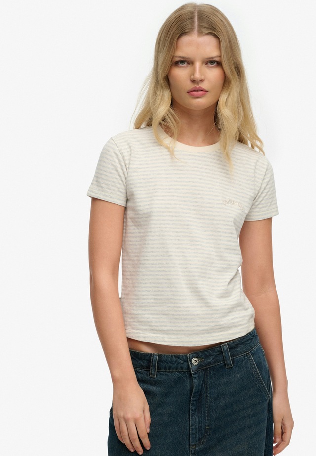 Superdry T-Shirt »ESSENTIAL LOGO STR FITTED TEE« angenehmes Tragegefühl durch besonders weiche Haptik