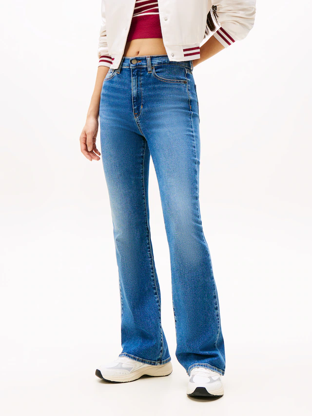 Tommy Jeans Bootcut-Jeans »SYLVIA HGH FLR« Weite Beinform und Logo Stickerei auf der Gesäßtasche