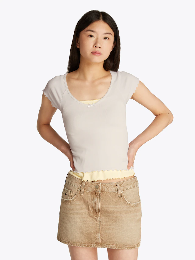 Tommy Jeans Kurzarmshirt »TJW SLIM VNECK GMD RIB SS« mit Rollkanten, im femininen Stil