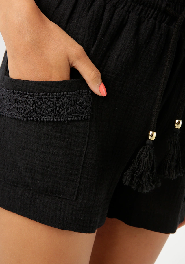 Aniston CASUAL Shorts mit Häkel-Applikationen verziert