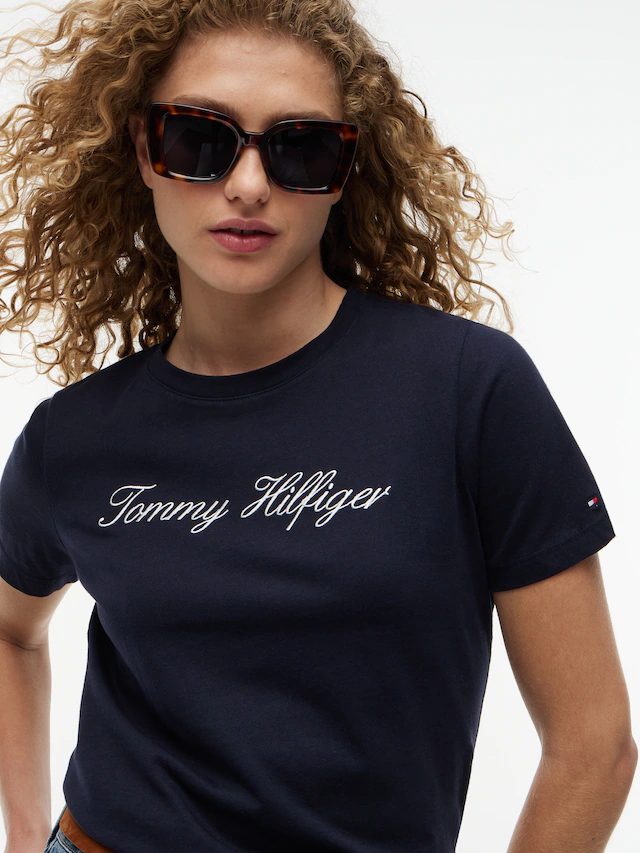 Tommy Hilfiger T-Shirt »NOS SCRIPT REGULAR C-NK SHORT SLEEVE« mit Rundhals und kontrastfarbener Stickerei, Regular Fit