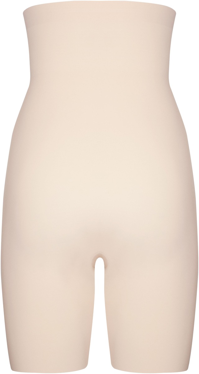 MAGIC Bodyfashion Panty »Maxi Hi-Bermuda« Silikonbesatz an der Oberseite verhindert ein Einrollen