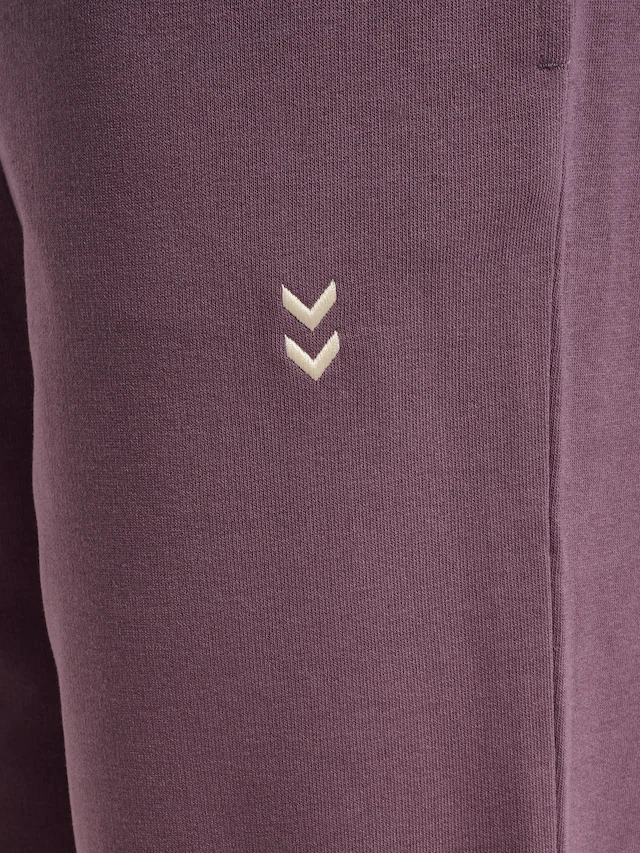 hummel Jogginghose »HMLPULSE W SWEAT PANTS« mit gesticktem Chevron-Logo, aus Baumwolle und Polyester