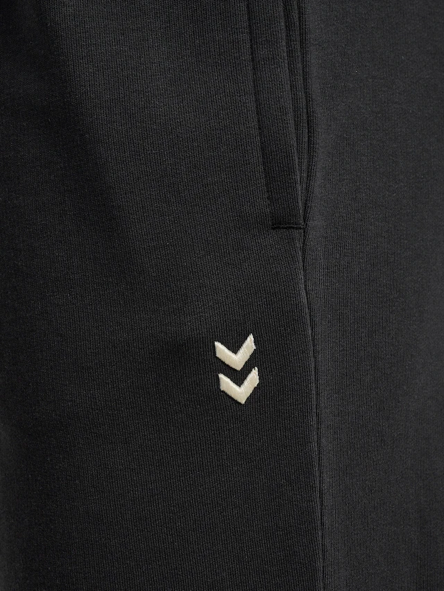 hummel Jogginghose »HMLPULSE SWEAT PANTS« mit gesticktem Chevron-Logo, aus Baumwolle und Polyester