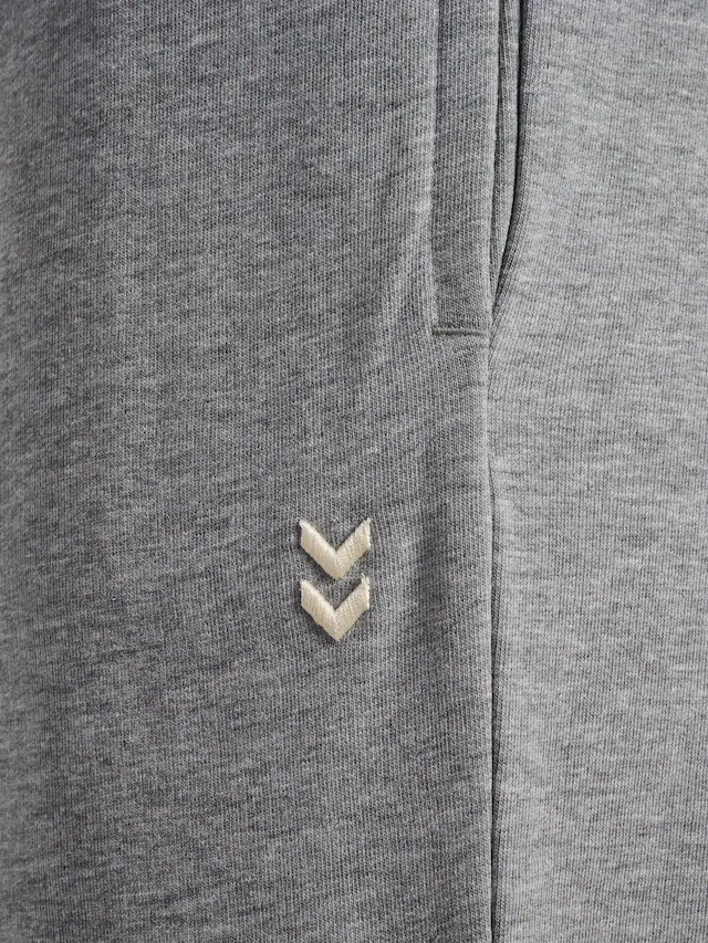 hummel Jogginghose »HMLPULSE SWEAT PANTS« mit gesticktem Chevron-Logo, aus Baumwolle und Polyester