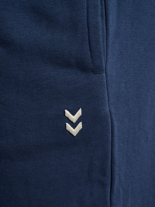 hummel Jogginghose »HMLPULSE SWEAT PANTS« mit gesticktem Chevron-Logo, aus Baumwolle und Polyester